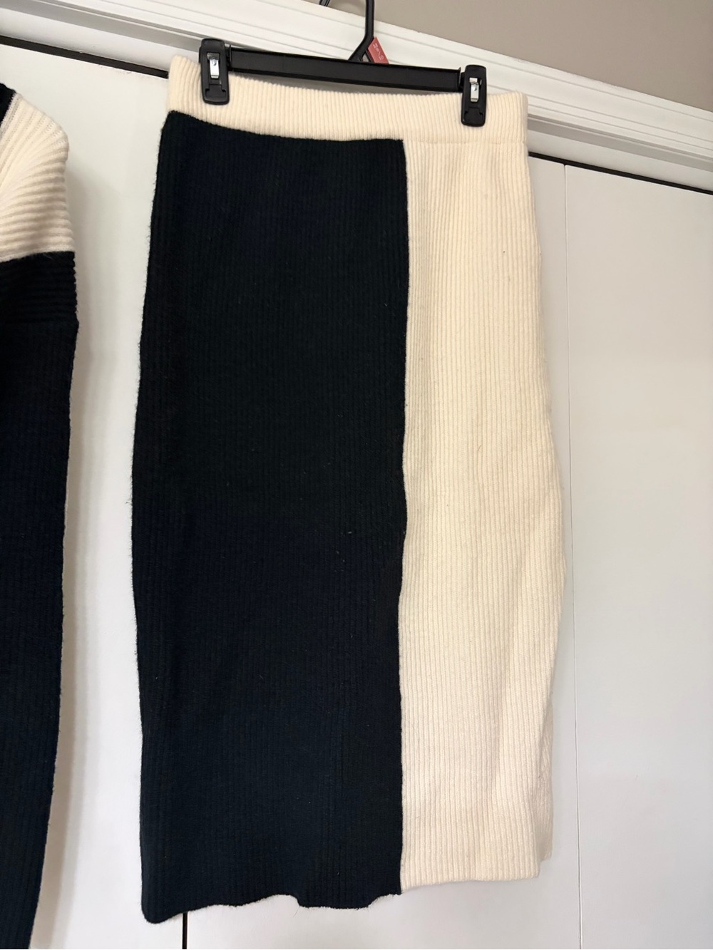 Commense Black & Cream Colorblock Ribbed Sweater Set - Picture 11 of 12